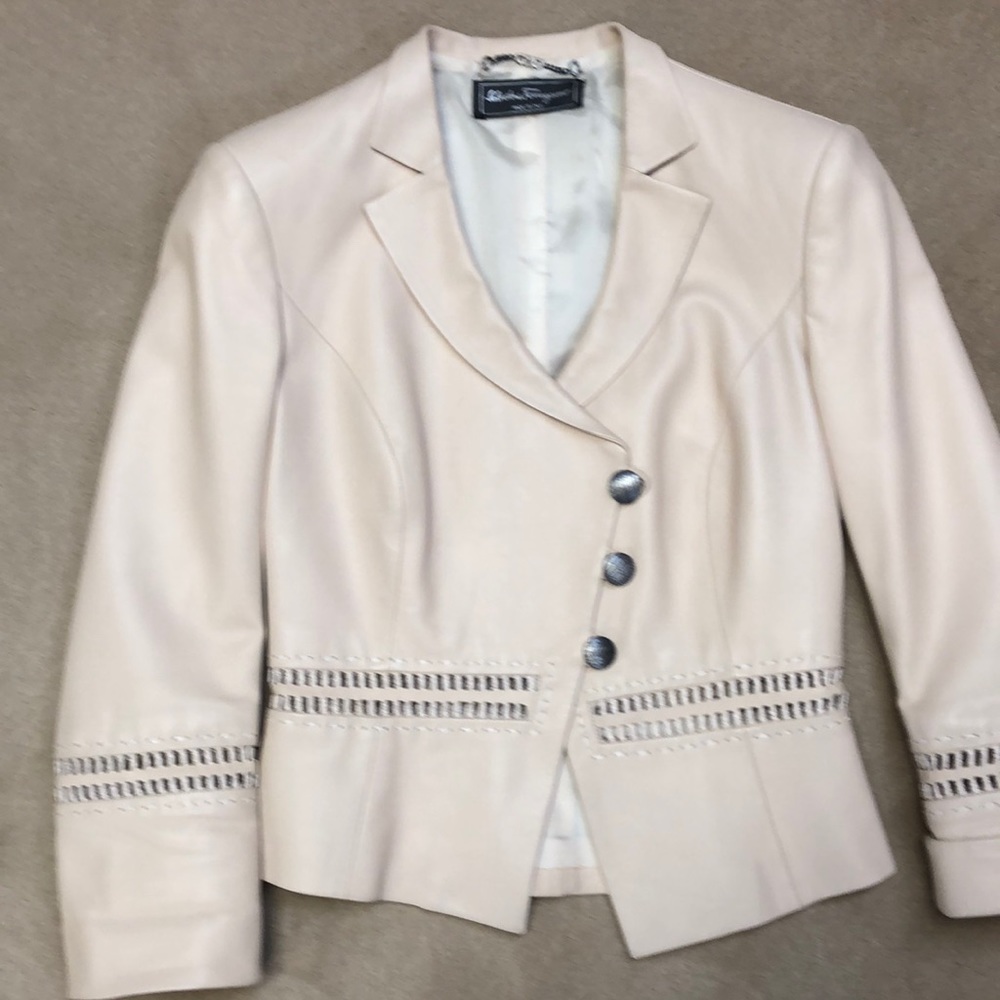 Women’s short leather jacket